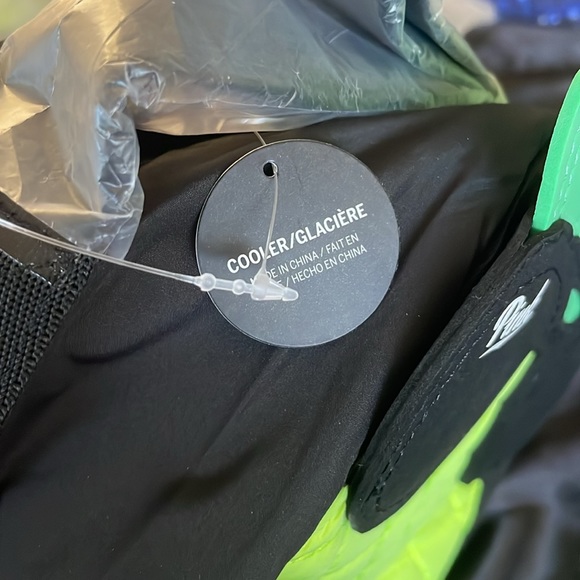 Victoria Secret pineapple cooler bag . NWT still in packaging ) - Picture 2 of 6